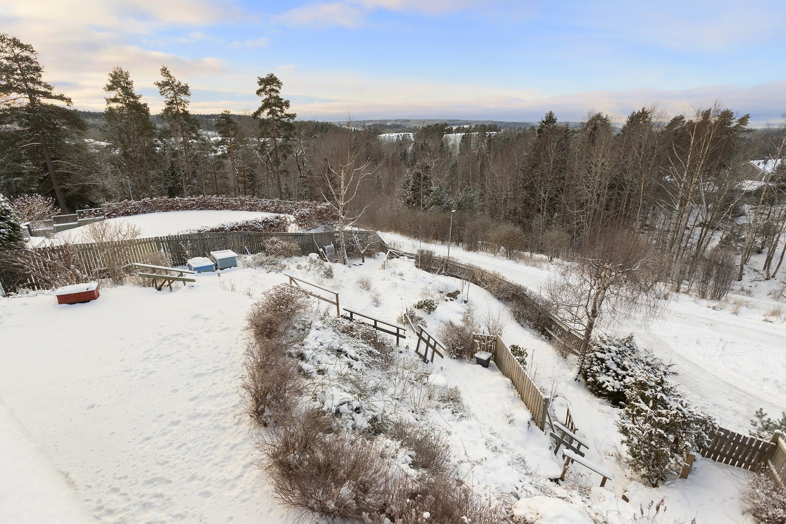 Tomten er på ca. 670 kvm. og er opparbeidet over flere nivåer Galleribilde