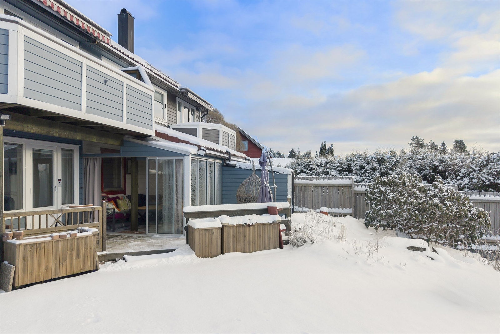 Fra terrassen er det adkomst til stor hage Galleribilde