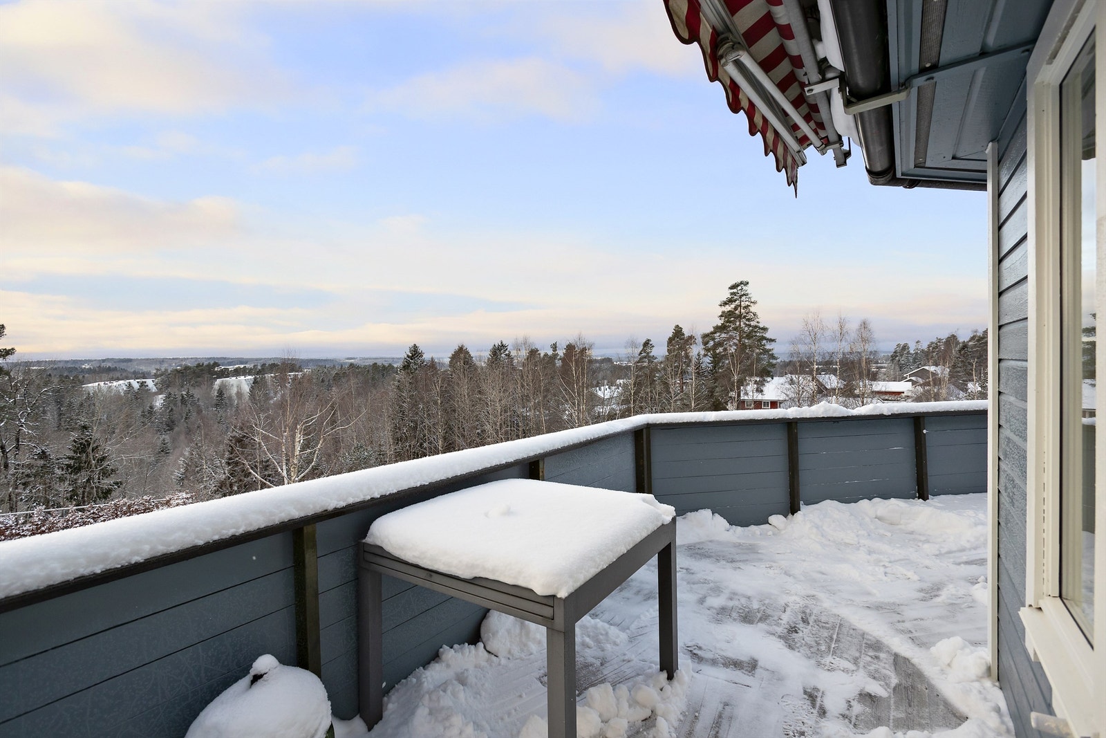 Verandaen er på ca. 22 kvm. hvor du kan nyte flott utsikt og gode solforhold Galleribilde