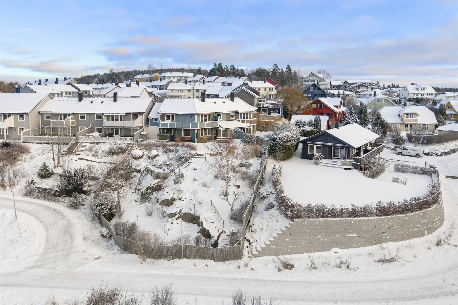 Det er kort gangavstand til Bøleråsen Senter med Kiwi, treningssenter, frisør og restaurant mm. Galleribilde
