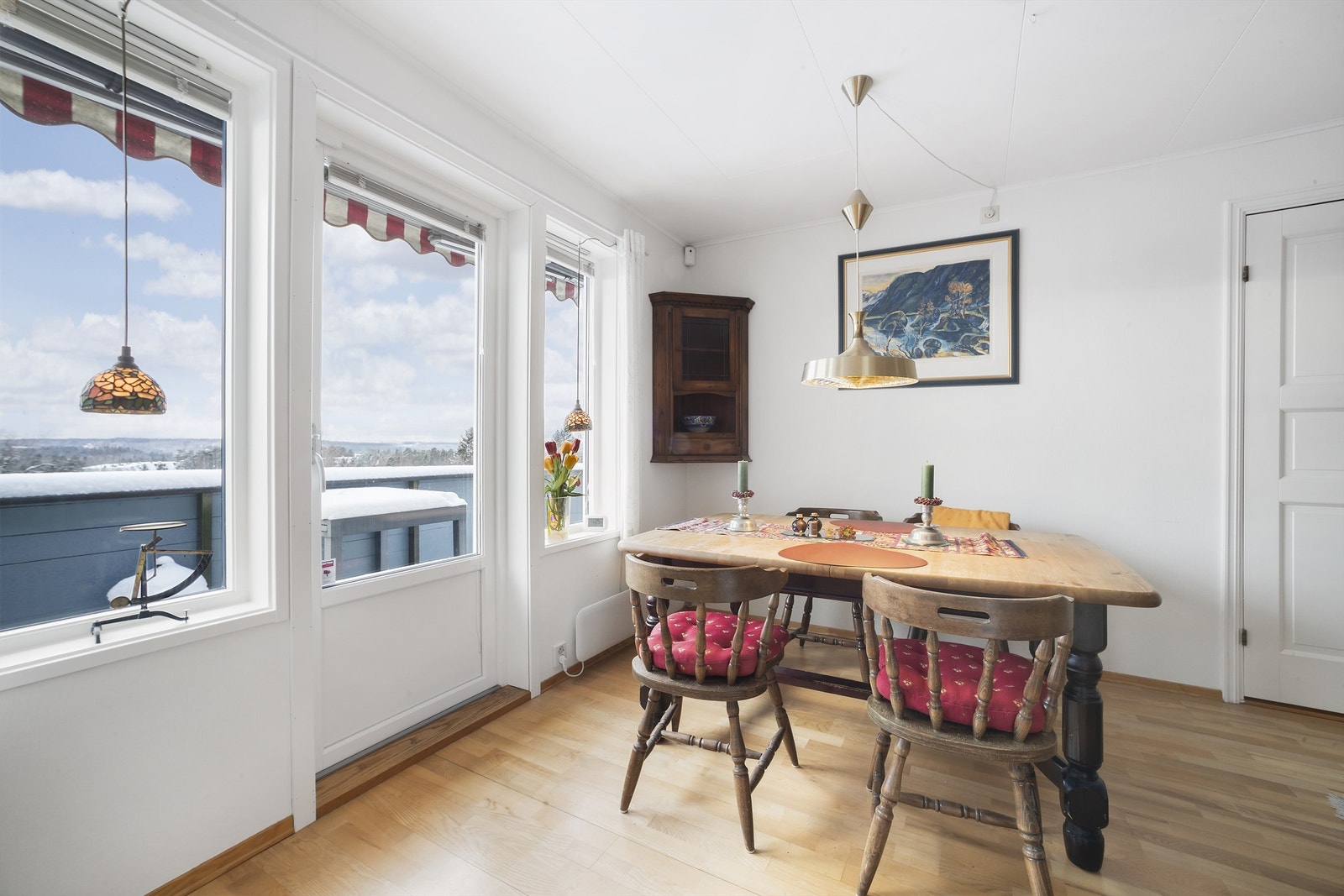 Fra kjøkken/stue er det direkte utgang til vestvendt veranda Galleribilde