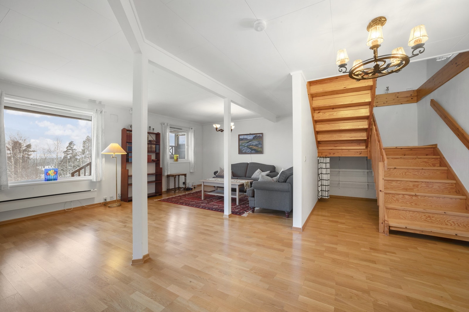 Romslig kjellerstue med murt pipe, tilknyttet elementpeis med innsats Galleribilde