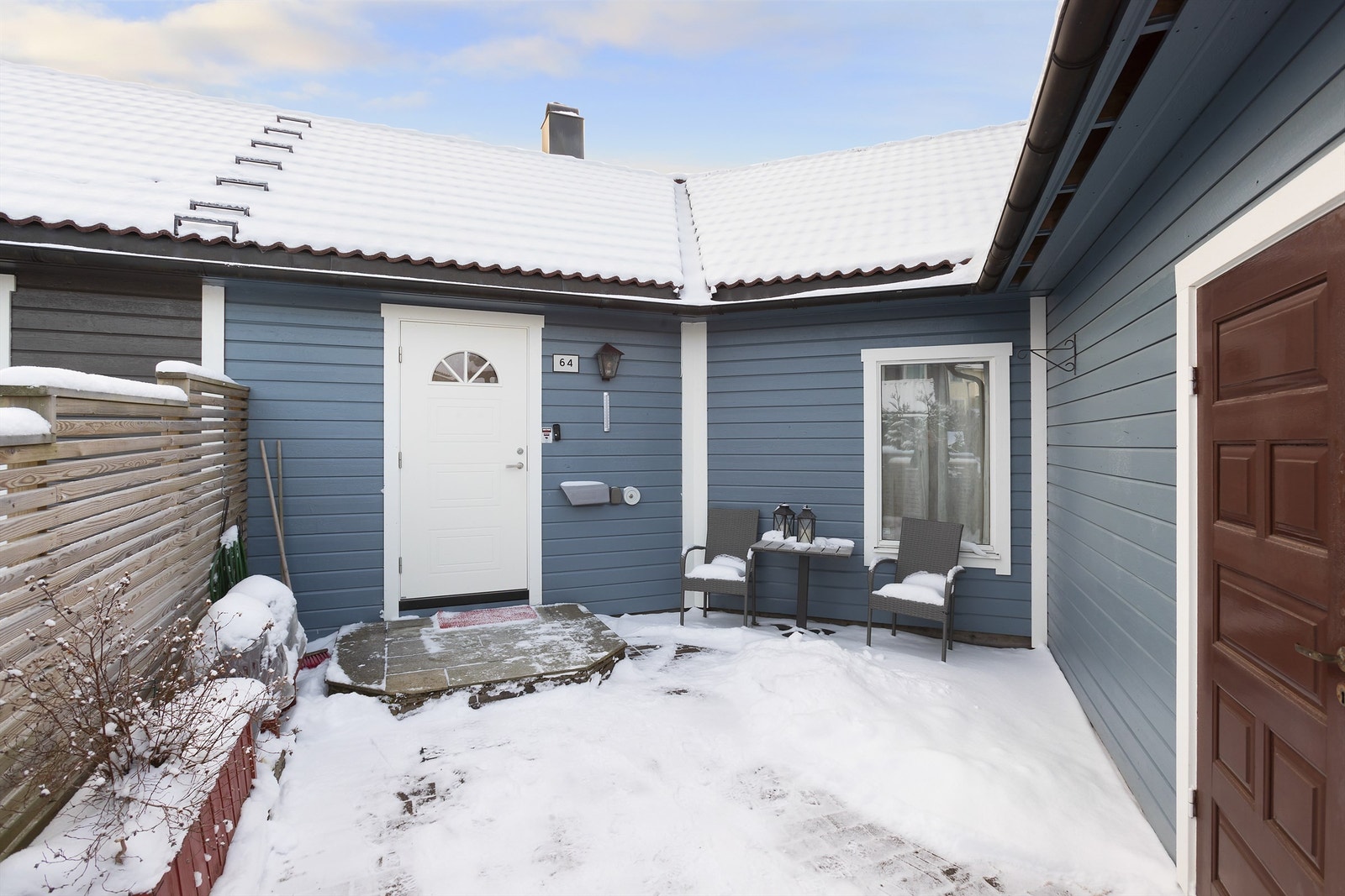 Hyggelig inngangsparti med plass til hagebord og stoler Galleribilde