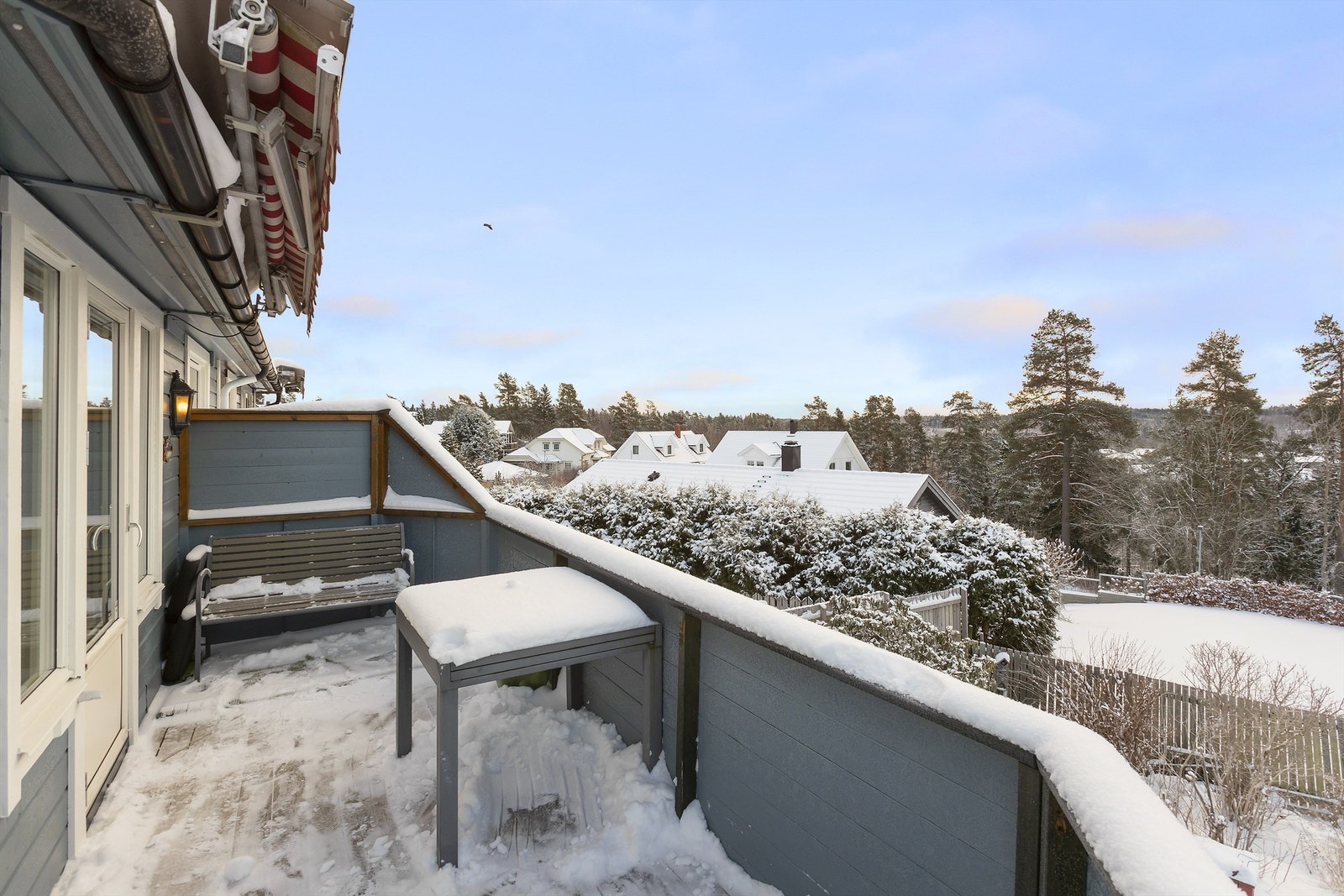 Verandaen har plass til hagebøbler Galleribilde