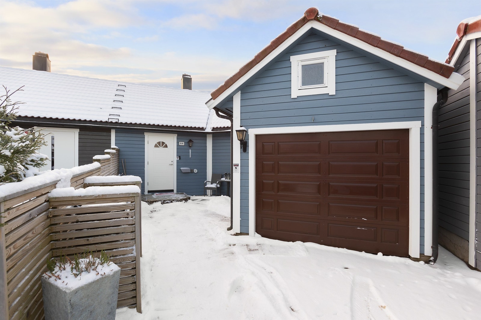 Parkering i garasje, samt plass til en bil utenfor garasjen Galleribilde