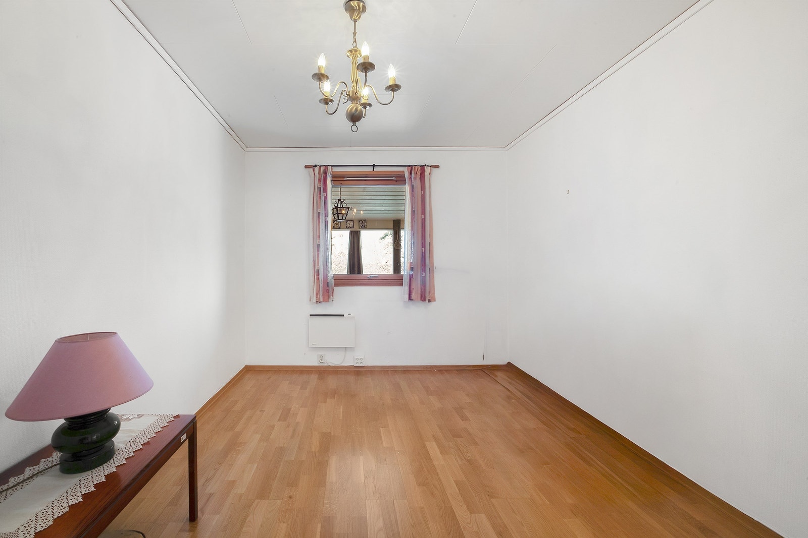 Soverommene kan innredes med seng, nattbord, garderobeskap og skrivebord Galleribilde