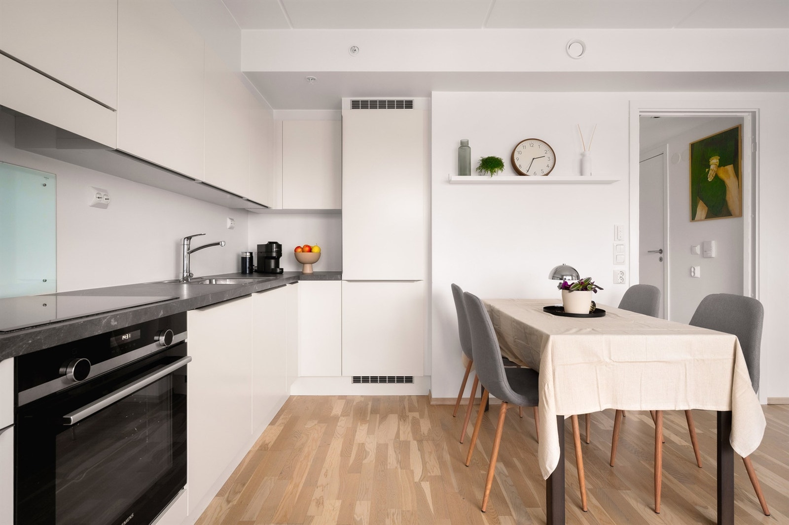 I naturlig overgang mellom stue og kjøkken er det god plass til spisebord, der venner og familie kan inviteres på middag. Galleribilde