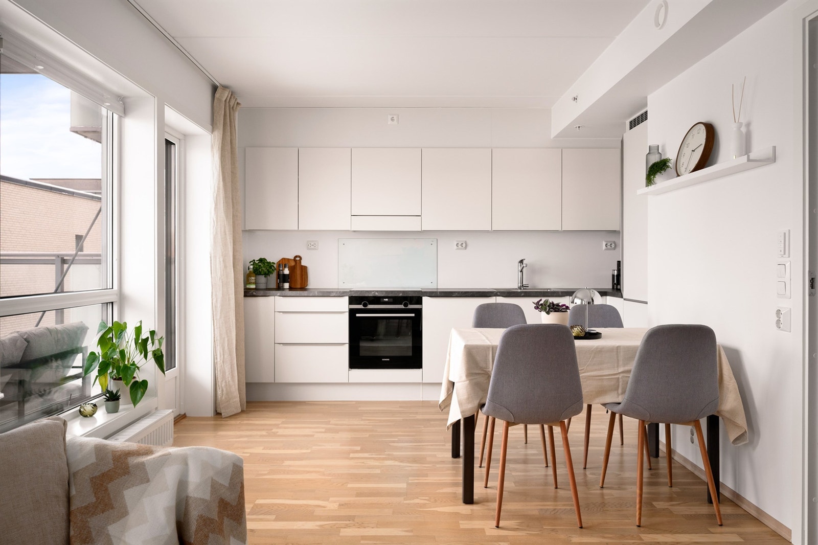 Hvitevarene er sømløst integrert i innredningen og består av oppvaskmaskin, stekeovn, induksjon koketopp og kjøl-/fryseskap. Water-guard og komfyrvakt er montert. Galleribilde