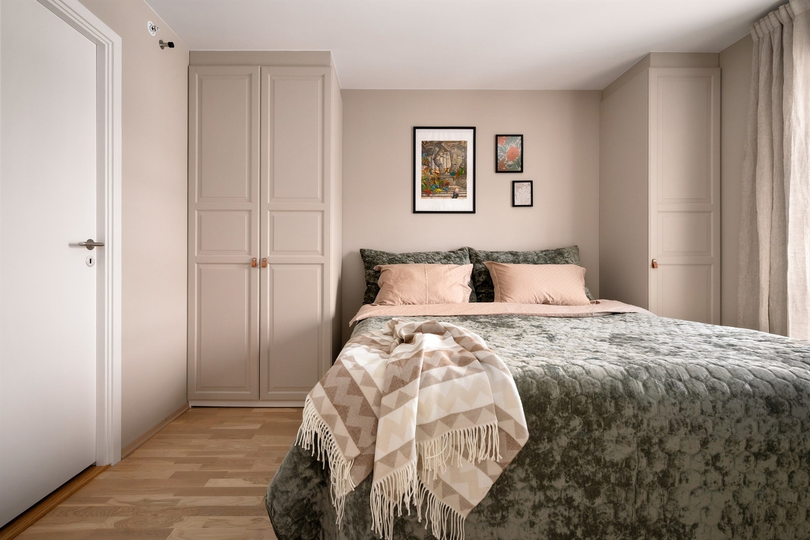 Soverommet er av god størrelse med plass til dobbeltseng og kommode om ønskelig. Det er også rikelig med oppbevaringsplass i plassbygde skap. Galleribilde