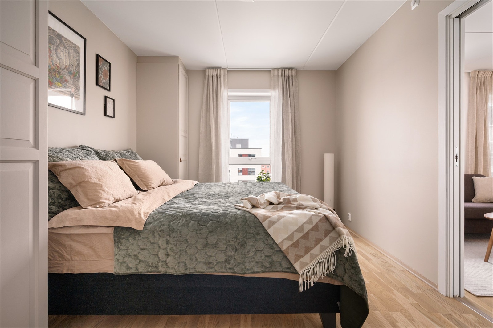 Det er det rikelig med lysinnslipp gjennom store vindusflater, og rommet er malt i en tidløs og lekker nyanse som passer soveværelset. Galleribilde