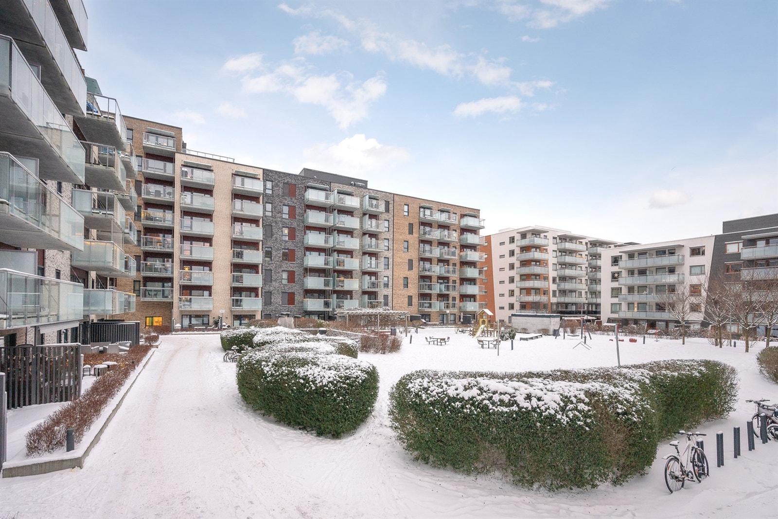 Fellesområdet er pent opparbeidet med beplanting, sitteplasser og lekeapparater. Galleribilde