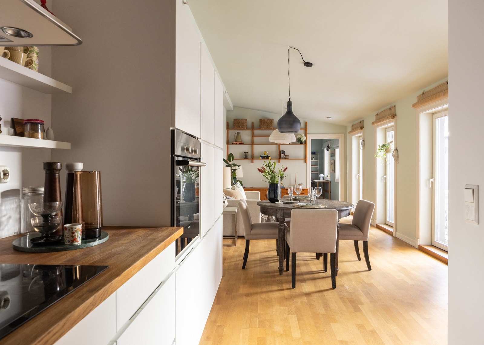 Store vindusflater slipper inn rikelig med naturlig lys. Galleribilde