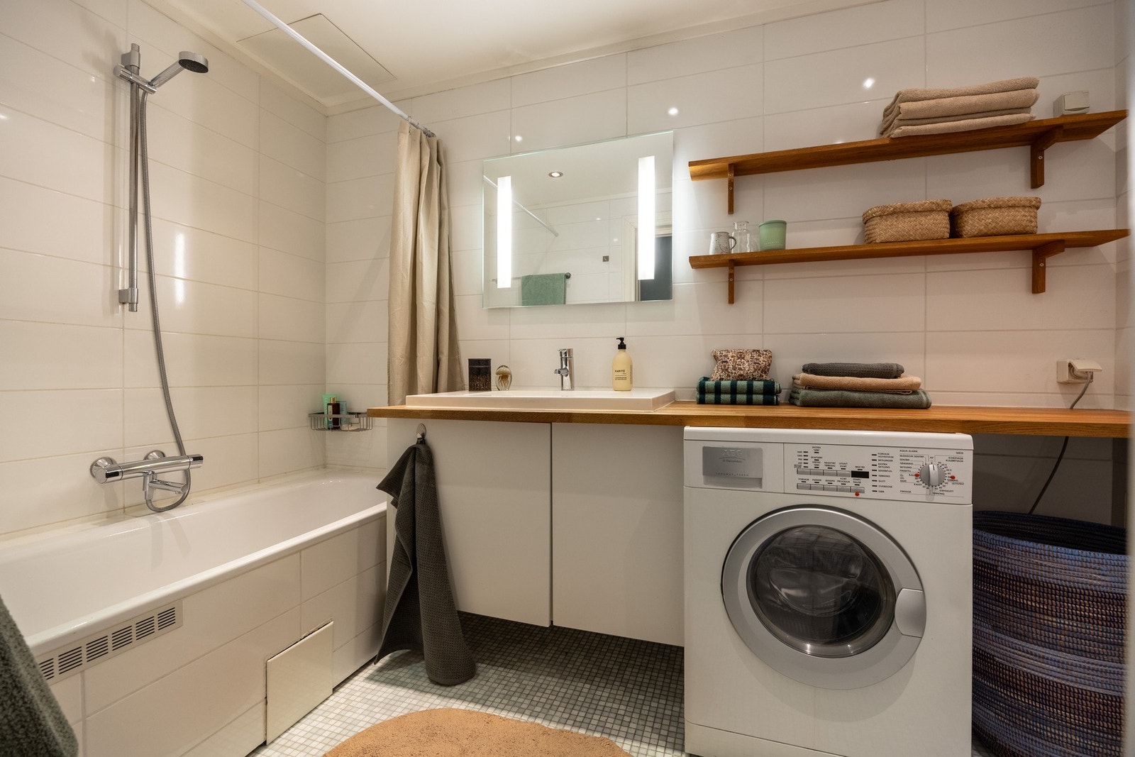 Videre har leiligheten et helfliset bad fra ombyggingsår (2010). Det er gulvvarme, samt downlights i tak. Galleribilde