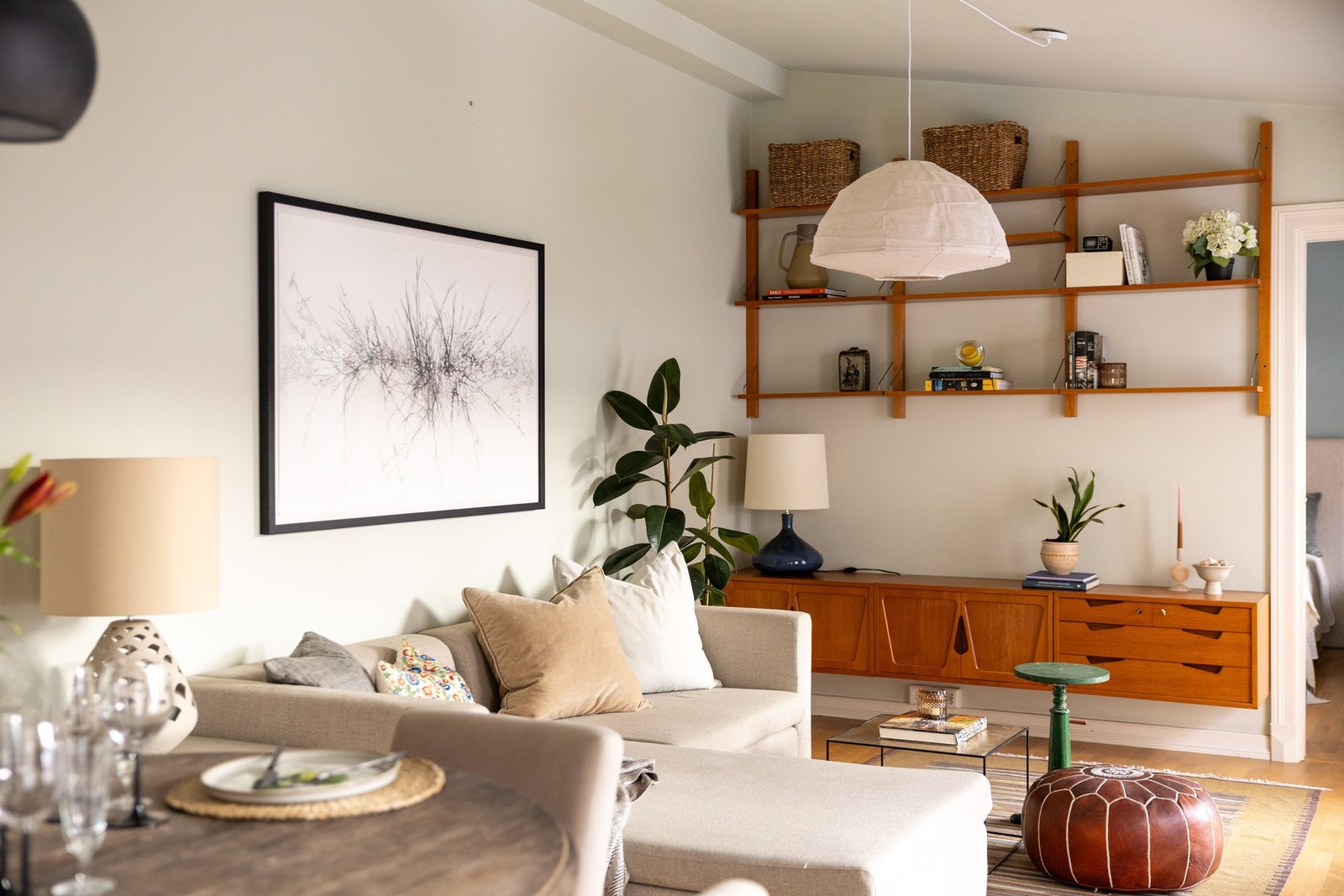 Overflatene er malt i en lys og behagelig fargetone. Galleribilde