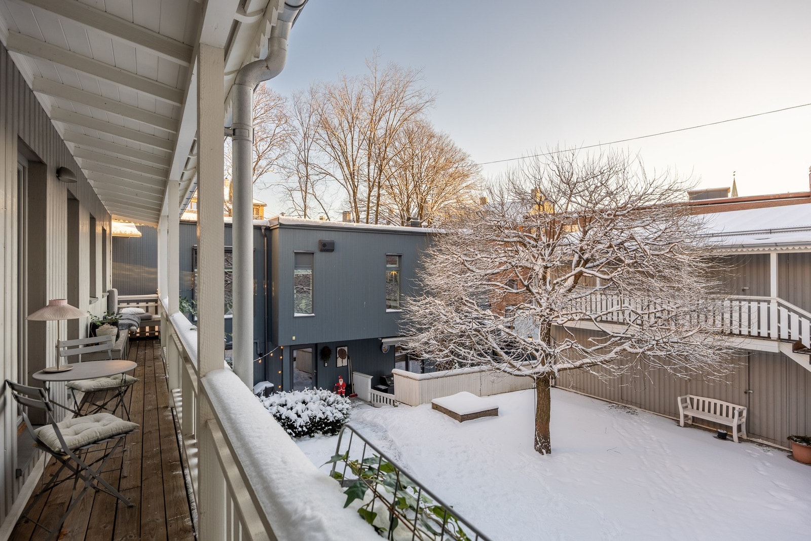 Bakgården er en frodig oase på vår- og sommerhalvåret, så her ligger alt til rette for å kunne trives. Galleribilde