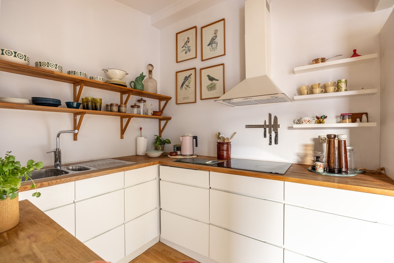 Tidsmessig kjøkkeninnredning med slette fronter og benkeplater av tre. Galleribilde