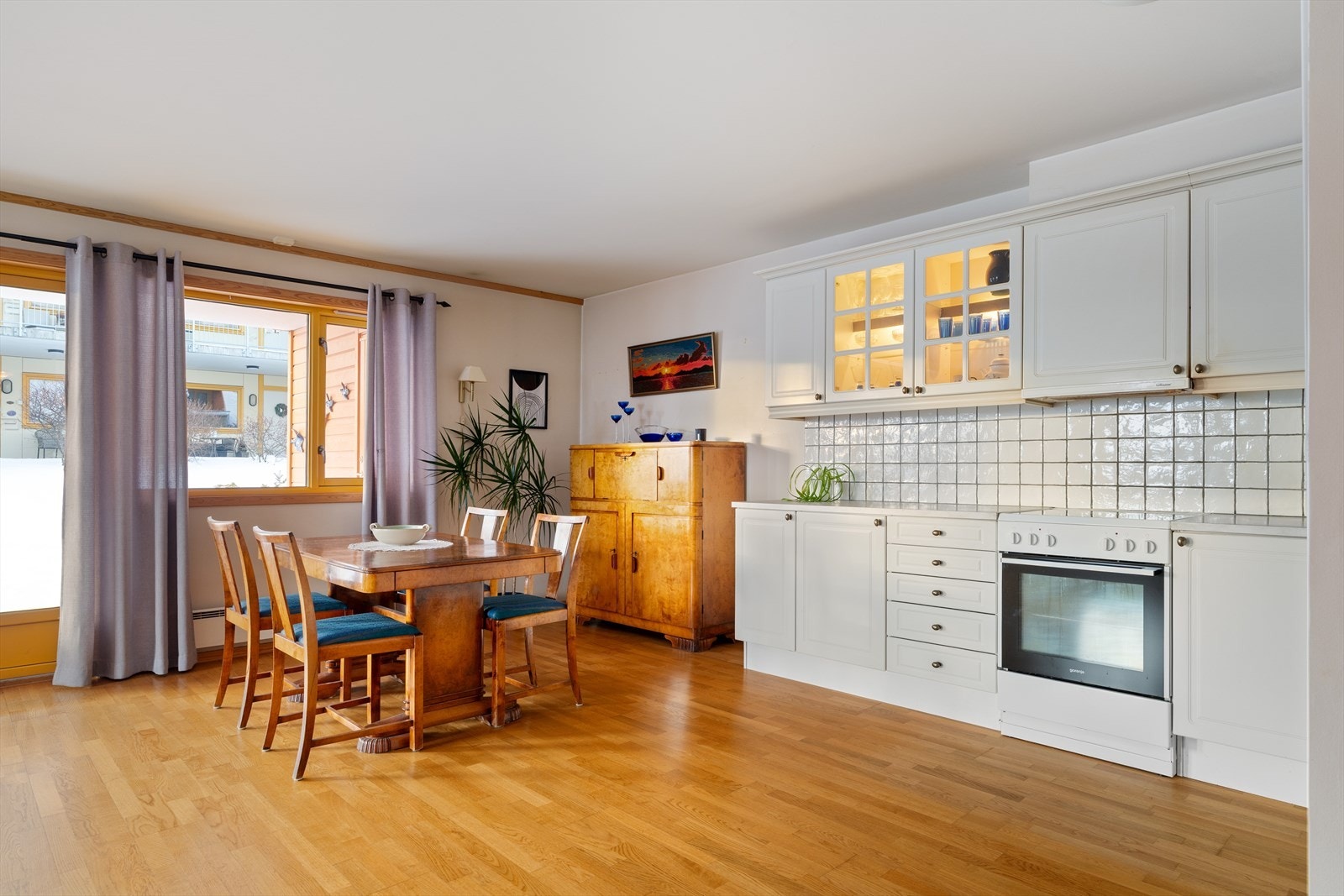 Stue og kjøkken ligger i åpen løsning og er til sammen 36,5 kvm. Galleribilde