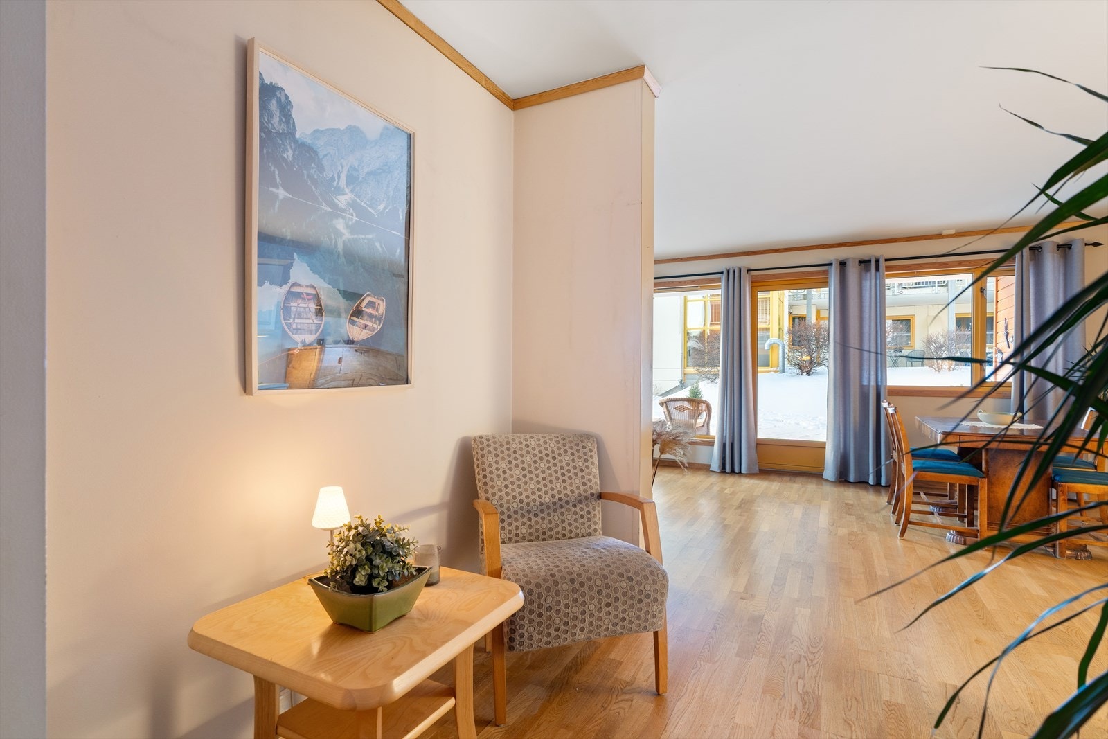 Fra gang mot stue/kjøkken. Galleribilde