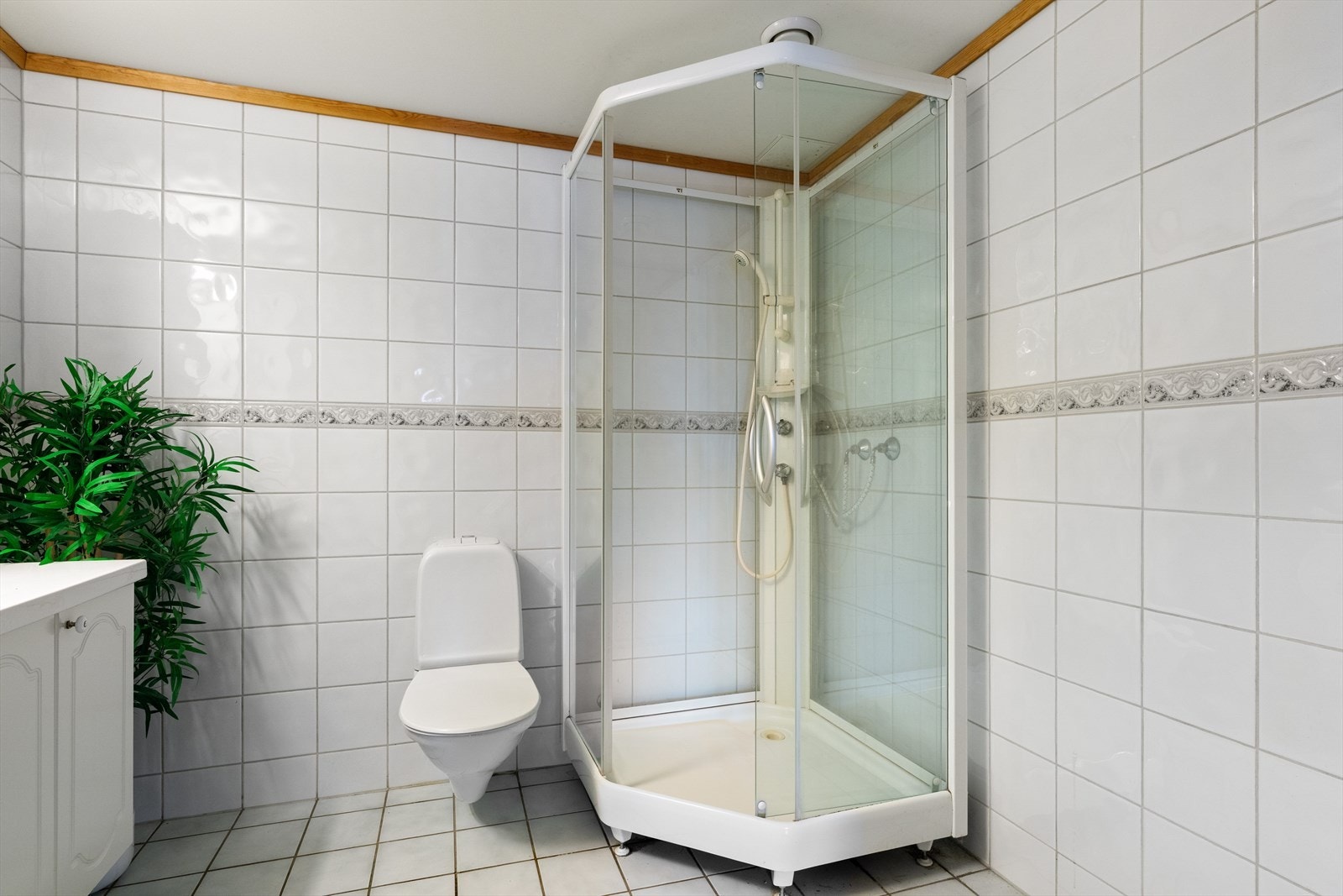 Utstyrt med servant, wc og dusjkabinett. Galleribilde