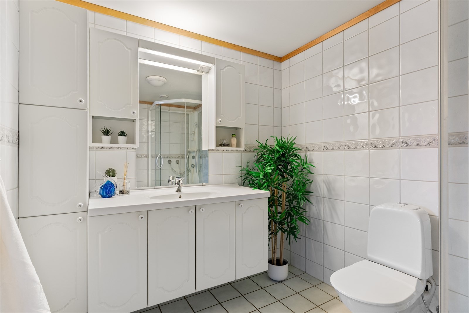 Flislagt bad på 5 kvm med varme i gulv. Galleribilde