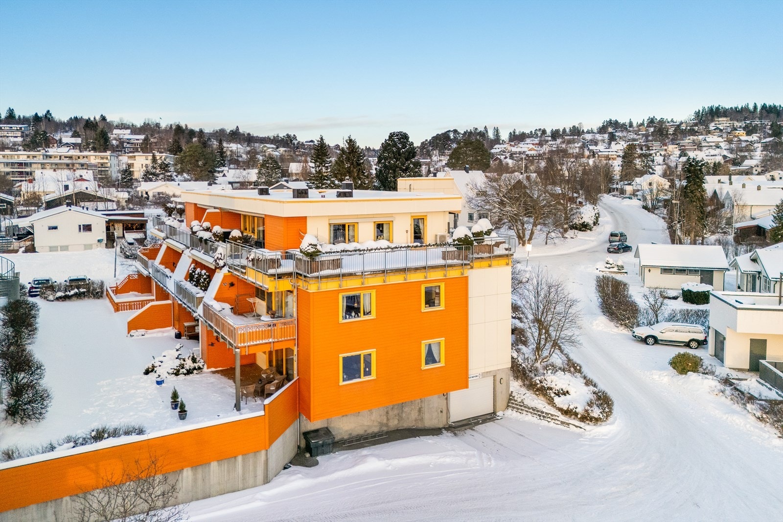 Det medfølger fast parkeringsplass i felles p-kjeller. Galleribilde