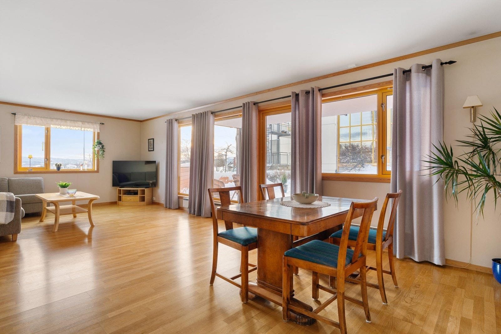 Det er god plass til spisebord, sofagruppe og tilhørende møblement. Galleribilde