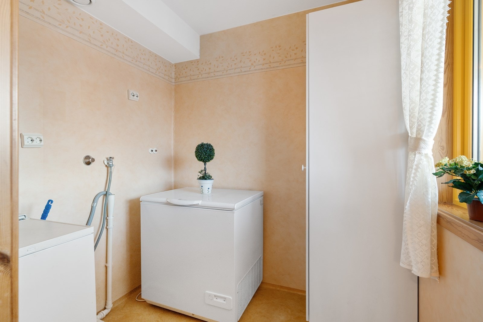 Praktisk vaskerom på 3,5 kvm rett ved entrè. Utstyrt med opplegg for vaskemaskin. Galleribilde