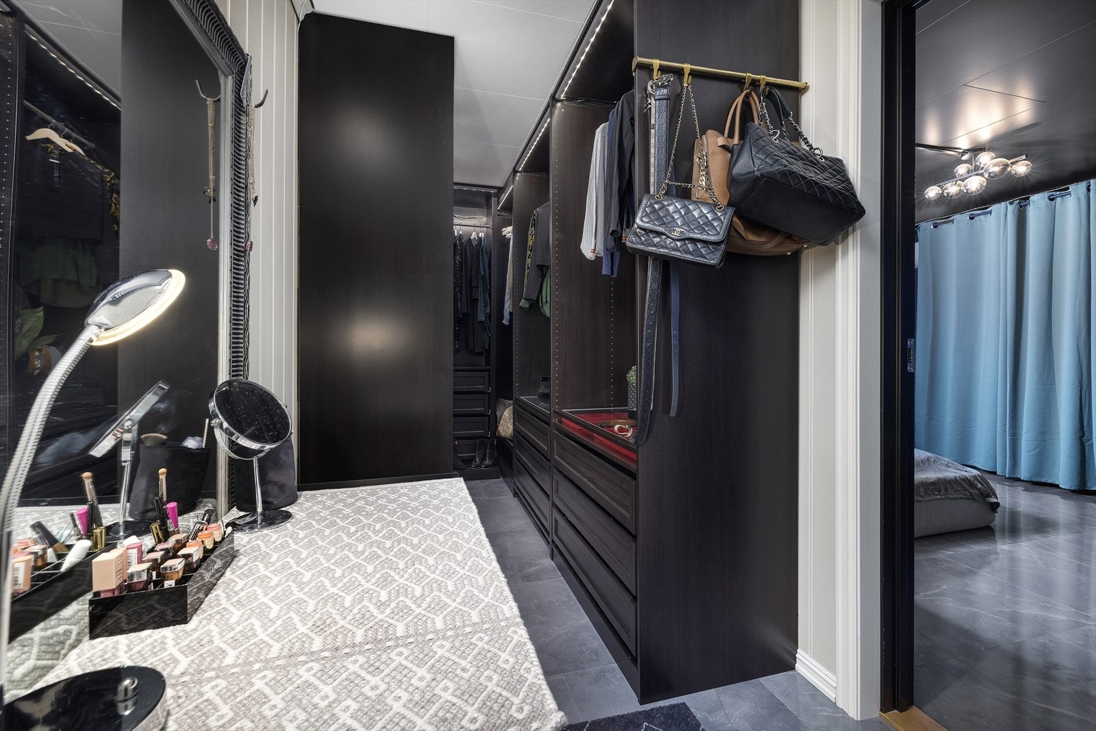 Omkledningsrom med svært gode oppbevaringsmuligheter av klær. Galleribilde