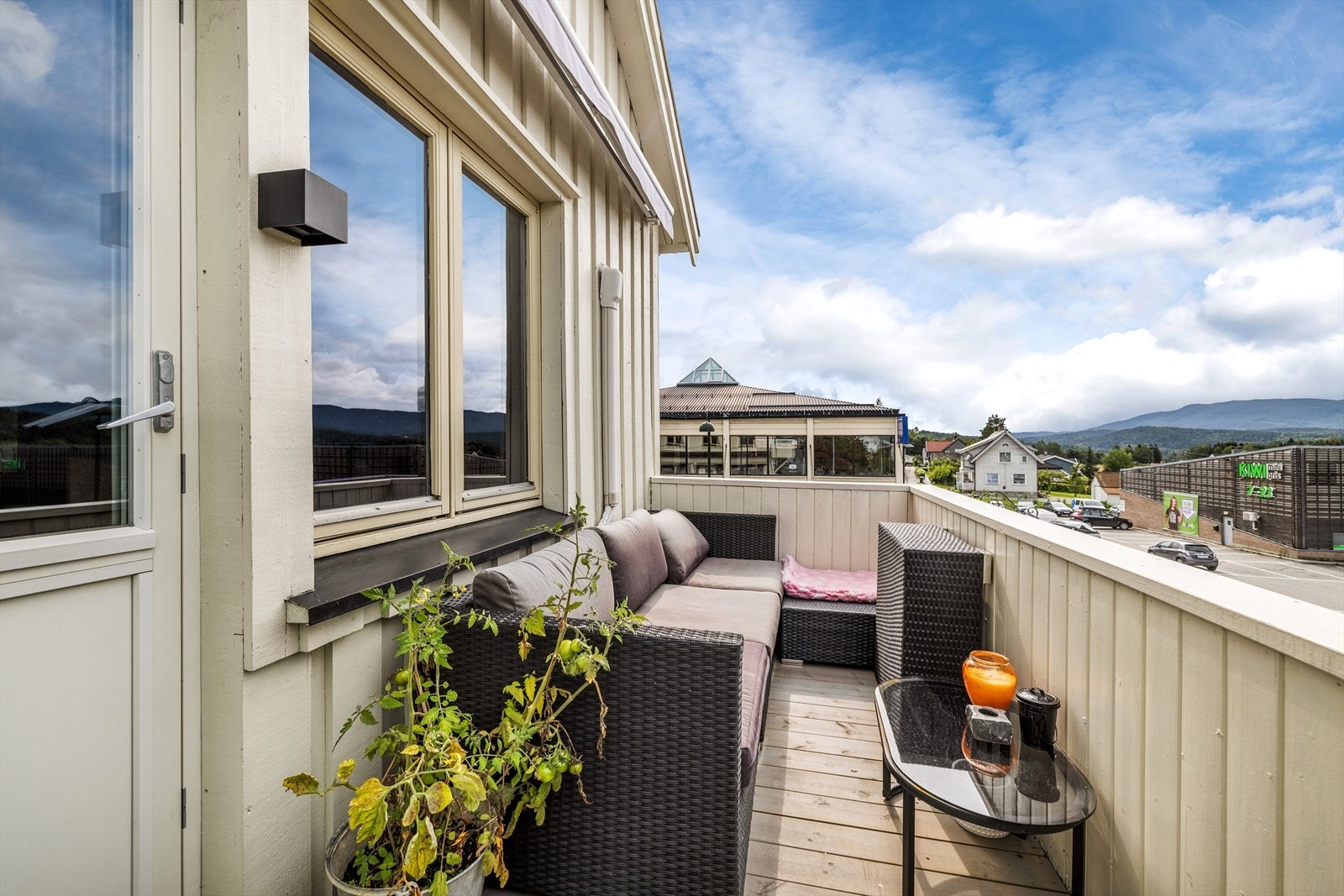Hyggelig terrasse med gode solforhold, her kan man sitte å nyte morgenkaffen. Galleribilde