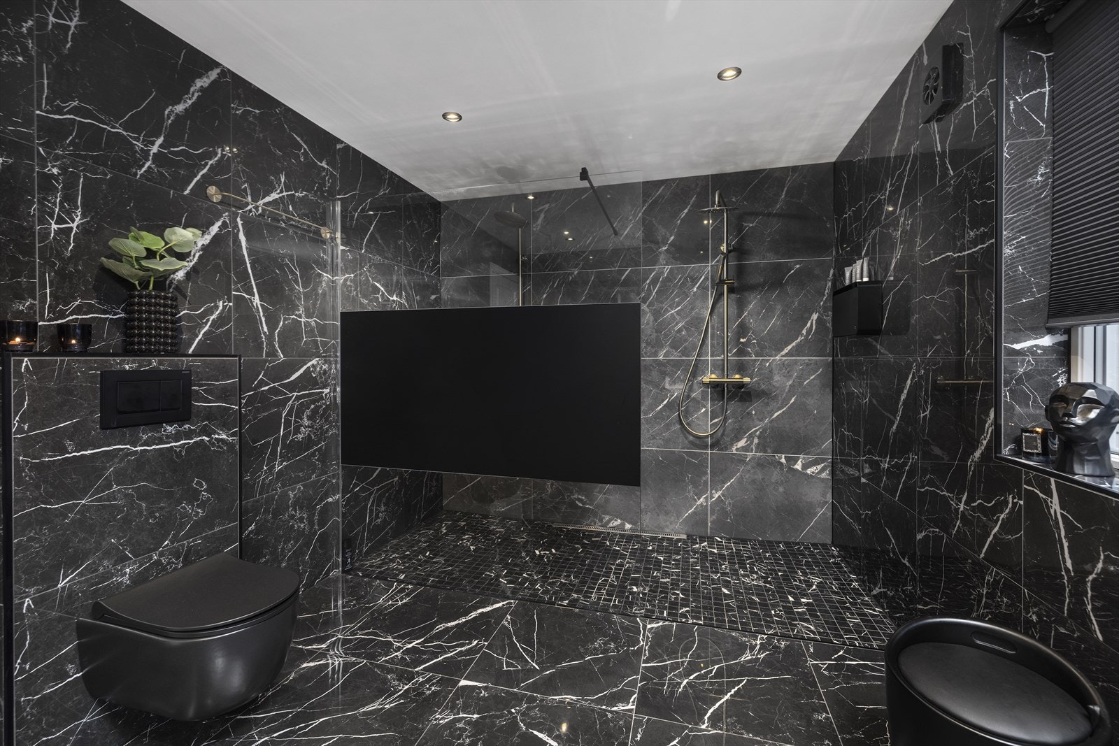 Moderne baderom i mørk utførelse, oppgradert i 2021. Galleribilde