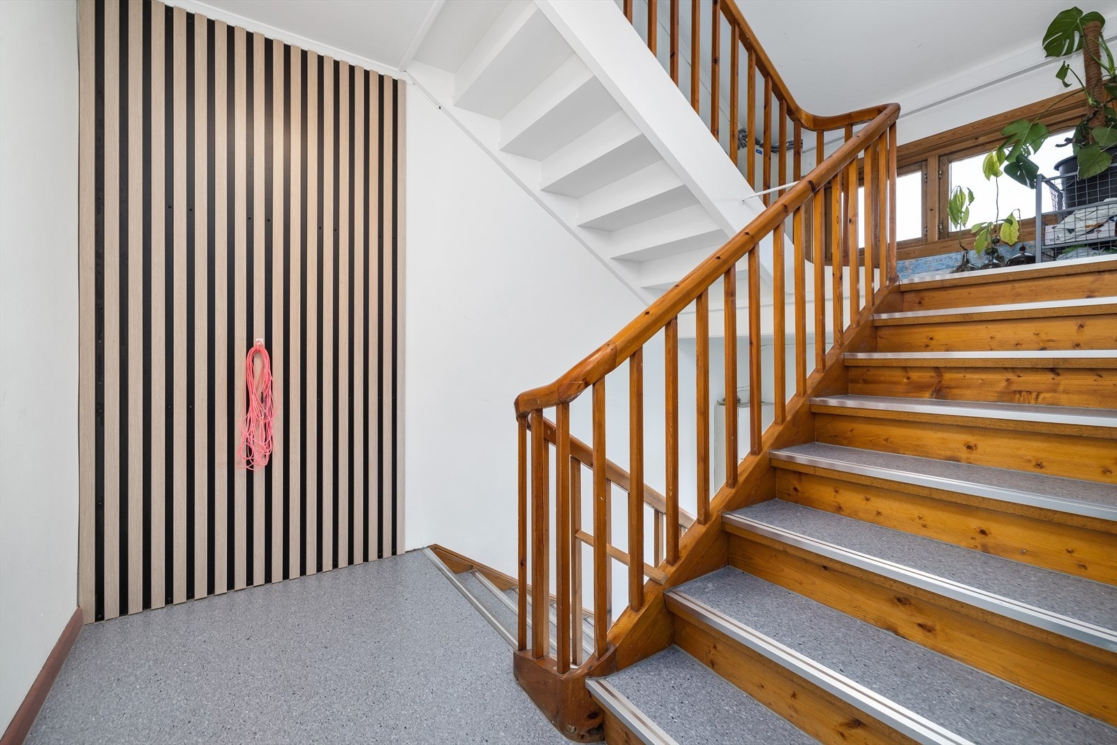 Trapp i fellesareal. Boligen i sin helhet består av 2 næringsseksjoner og 1 boligseksjon. Galleribilde