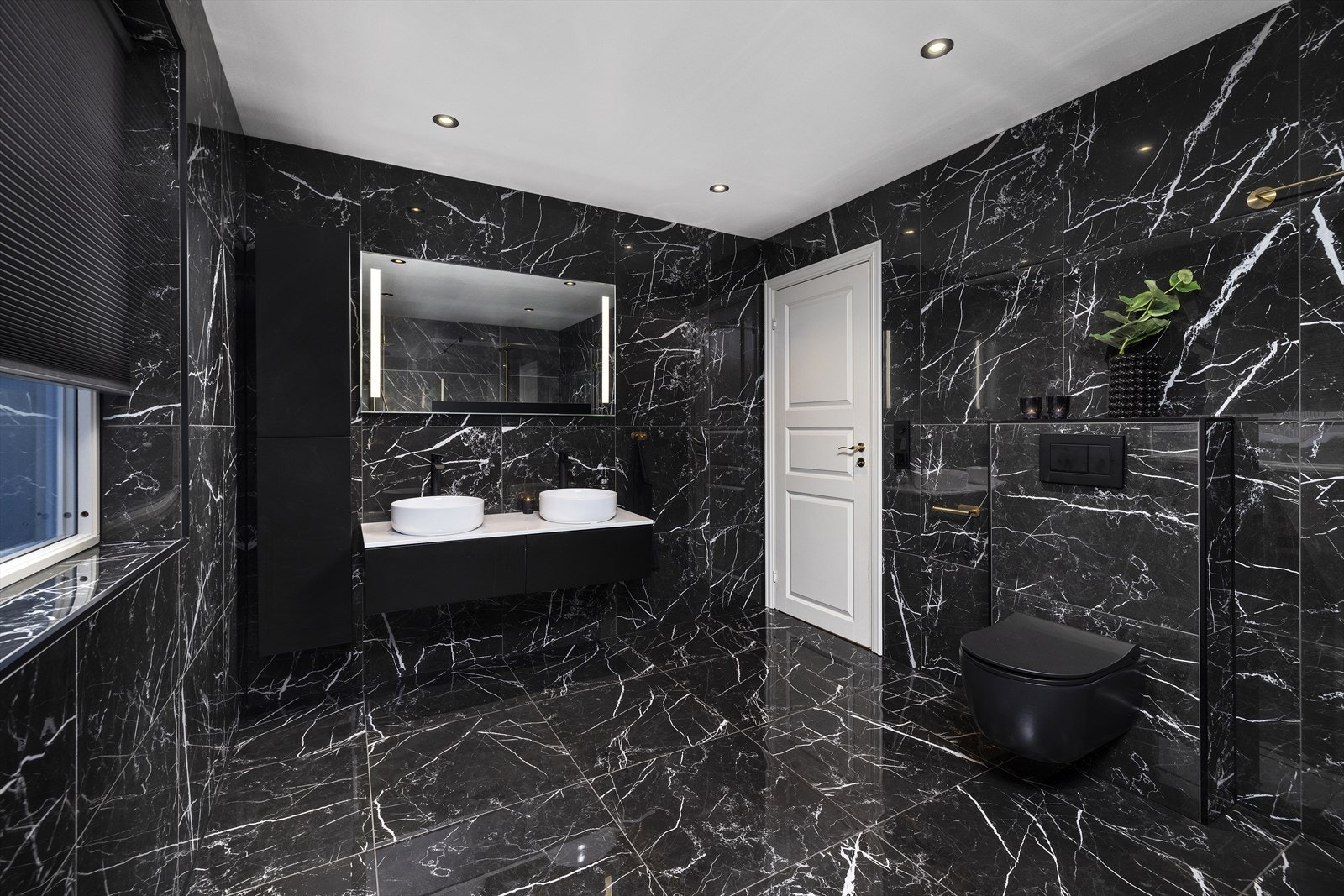 Rommet har innredning med 2 frittstående servanter, veggmontert toalett og dobbel dusj. Galleribilde