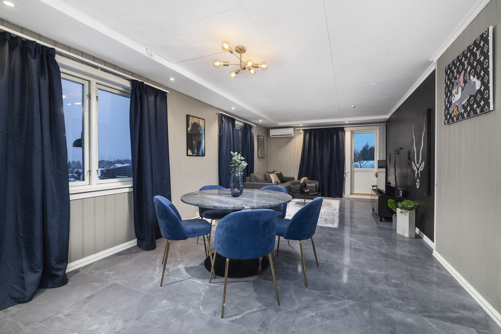 Det er laminatfliser på gulv og vegger har malte panelplater. Galleribilde