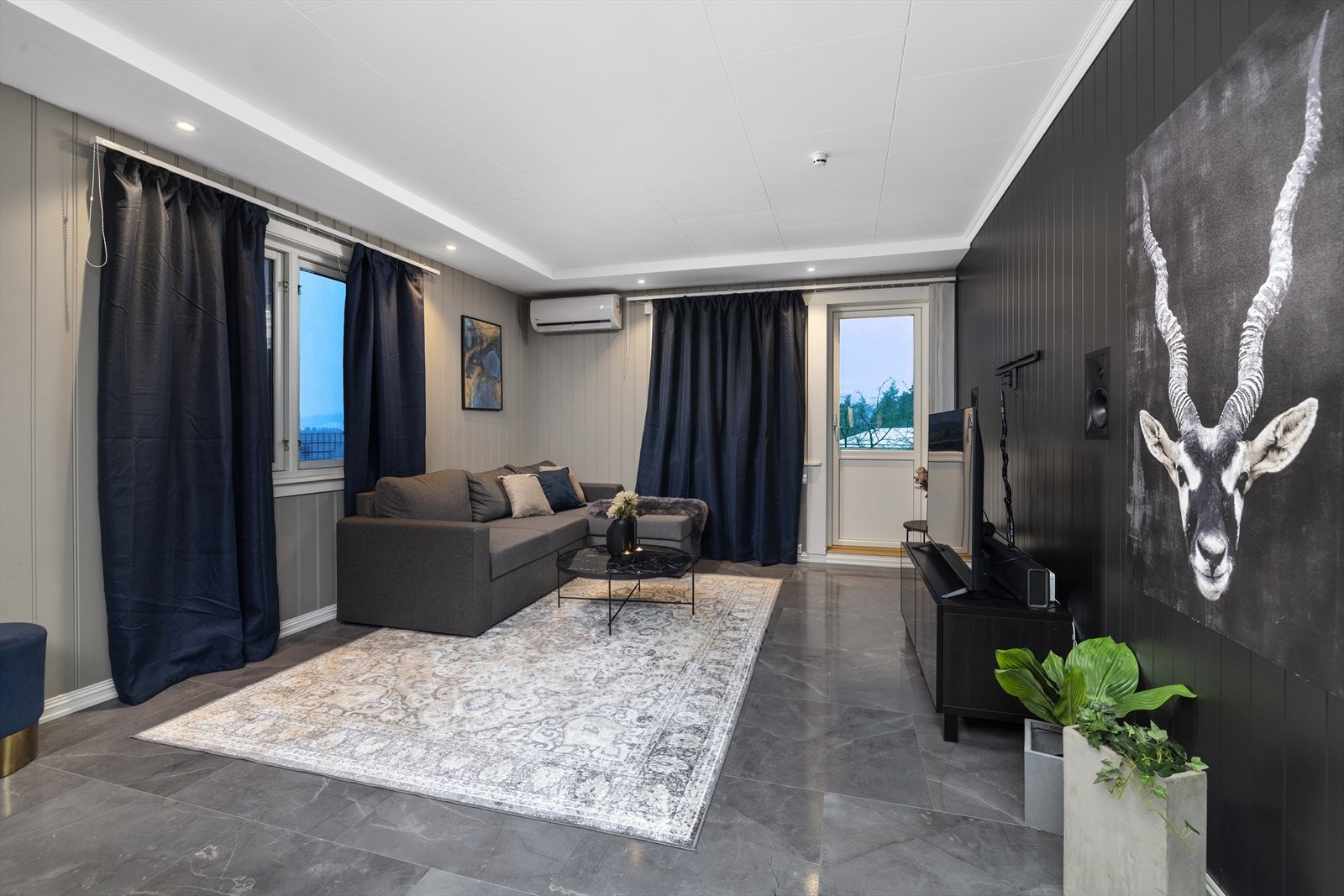 Fra stue er det utgang til balkong. Galleribilde