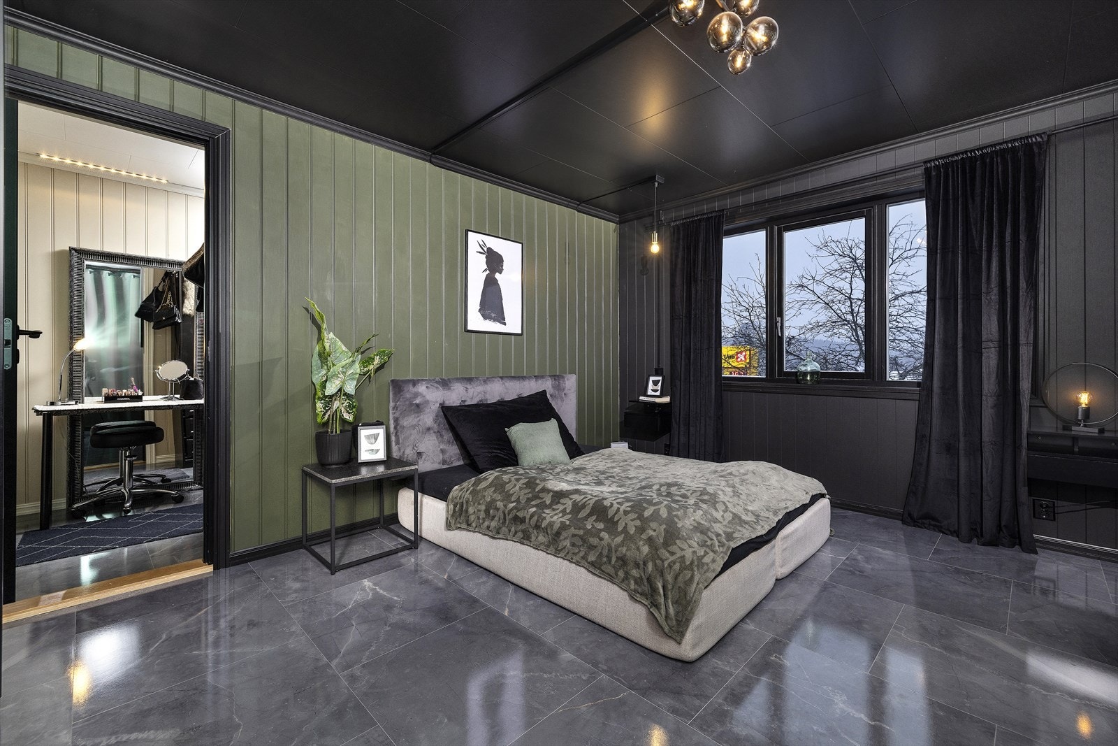 Romslig hovedsoverom med god plass til dobbeltseng med tilhørende nattbord. Galleribilde