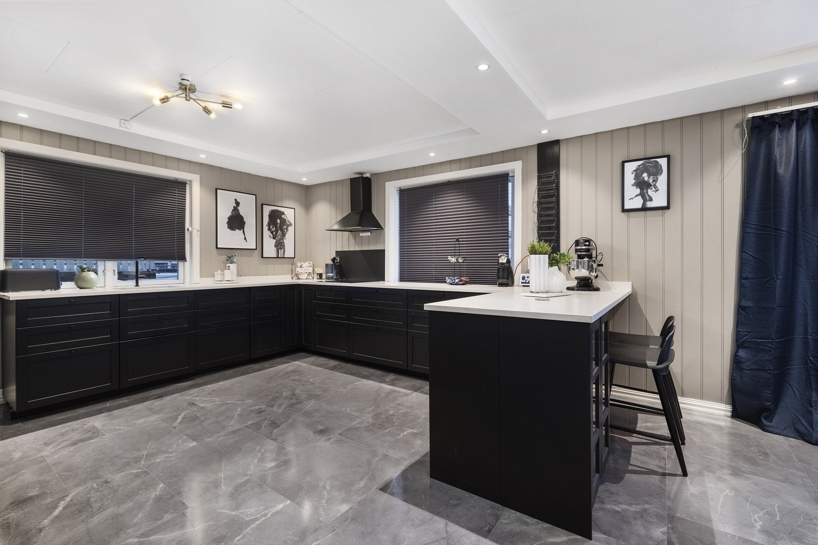 Stort og moderne kjøkken fra Ikea med mye oppbevaring og benkeplass, oppgradert i 2021. Galleribilde