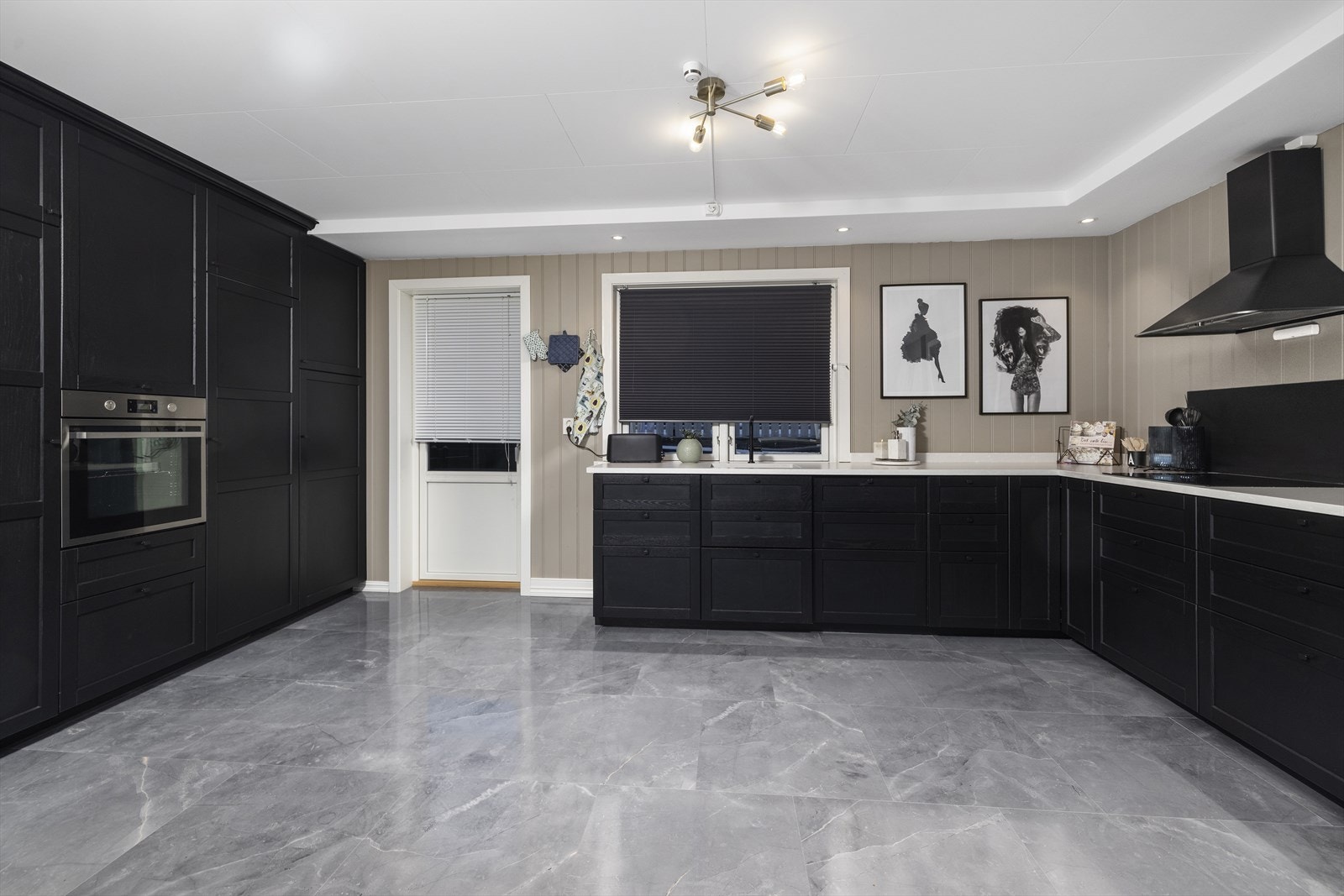 Fra kjøkken er det utgang til balkong. Galleribilde