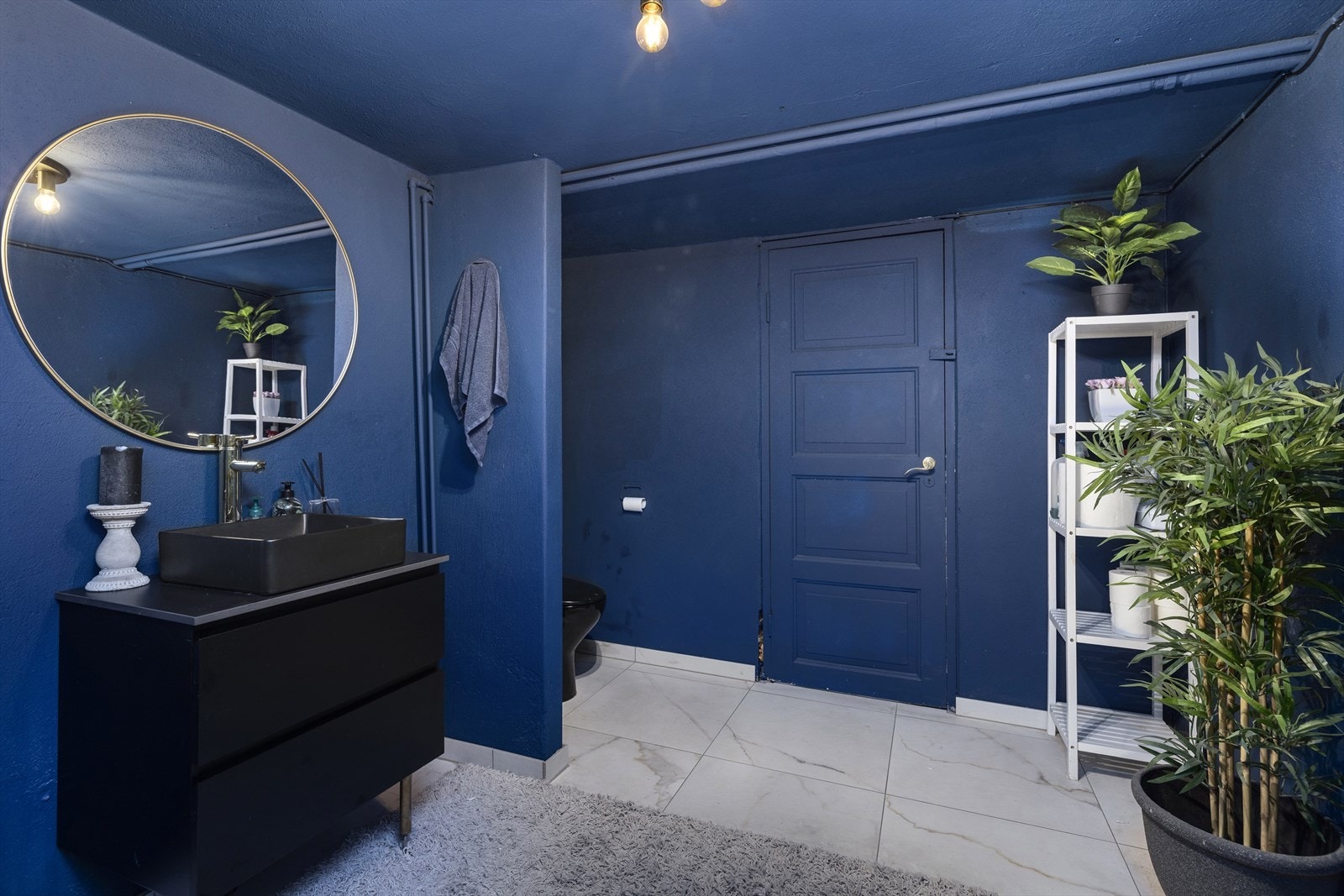 Felles toalettrom i underetasjen Galleribilde