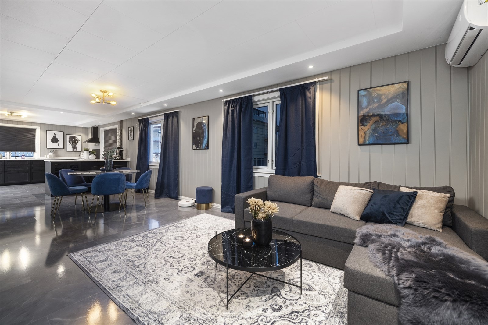 Varmepumpe er montert i stue. Galleribilde