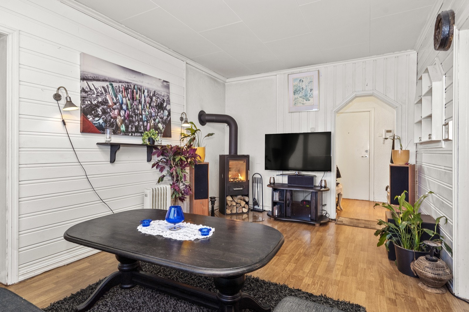 Stua er utstyrt med vedovn. Galleribilde