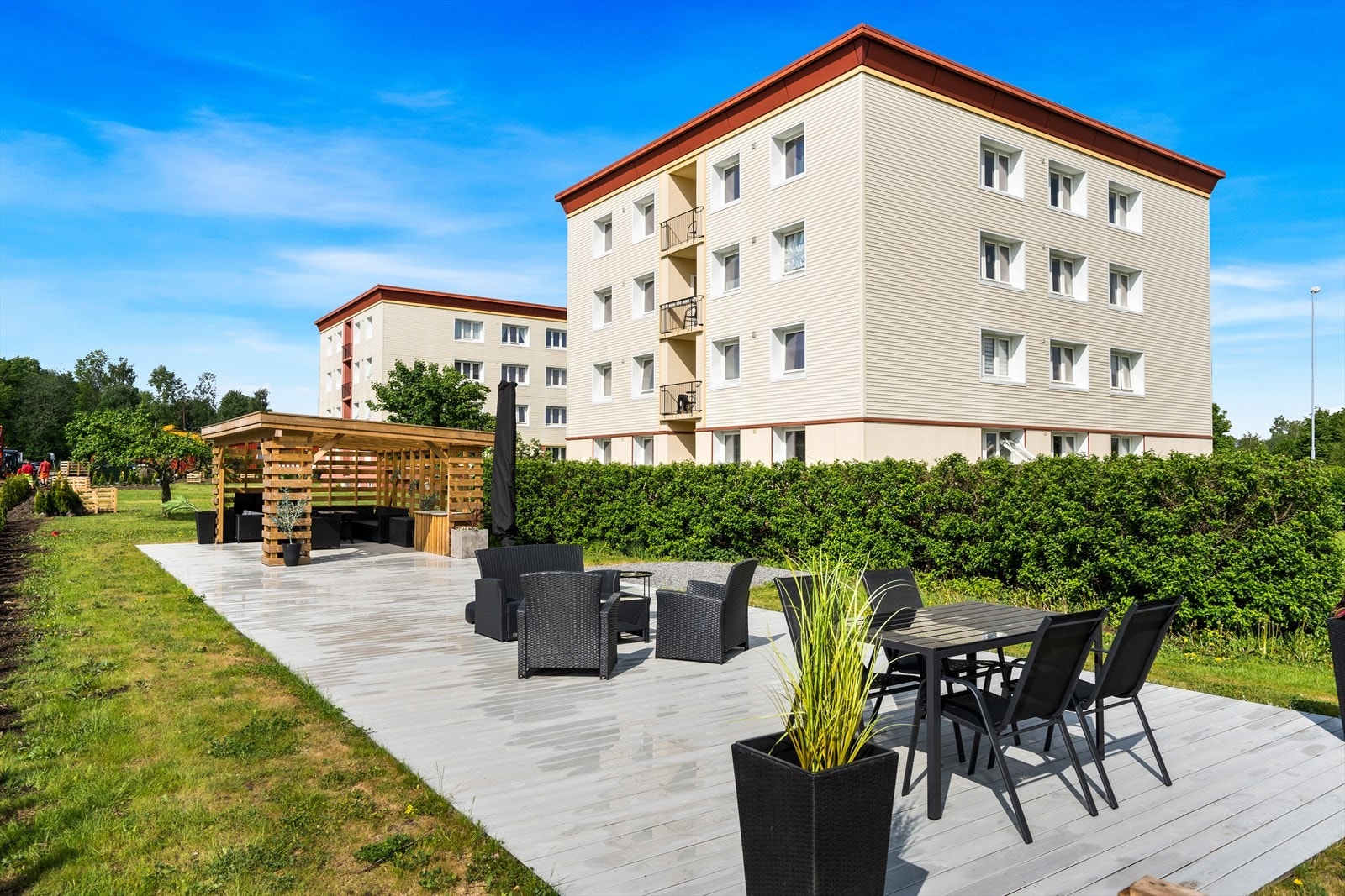 Det er en pen felles uteplass på baksiden i borettslaget. Galleribilde