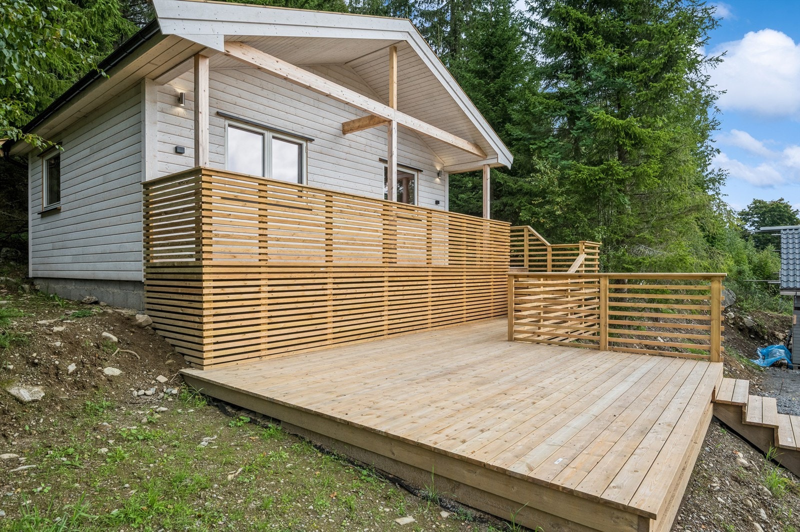 En nyere hytte med flott beliggenhet - Umiddelbar nærhet til flotte rekreasjonsområdet - Hytta er malt etter disse bildene er tatt. Galleribilde