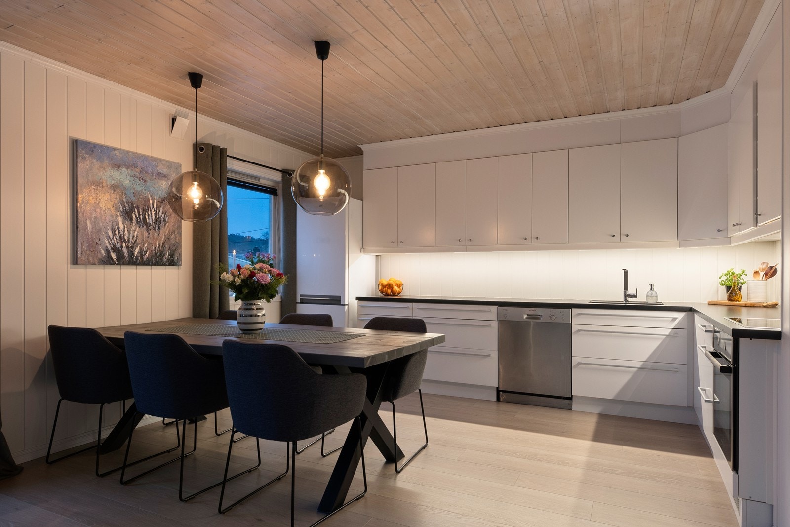 Kjøkkenet er godt utstyrt med rikelig skap- og benkeplass Galleribilde