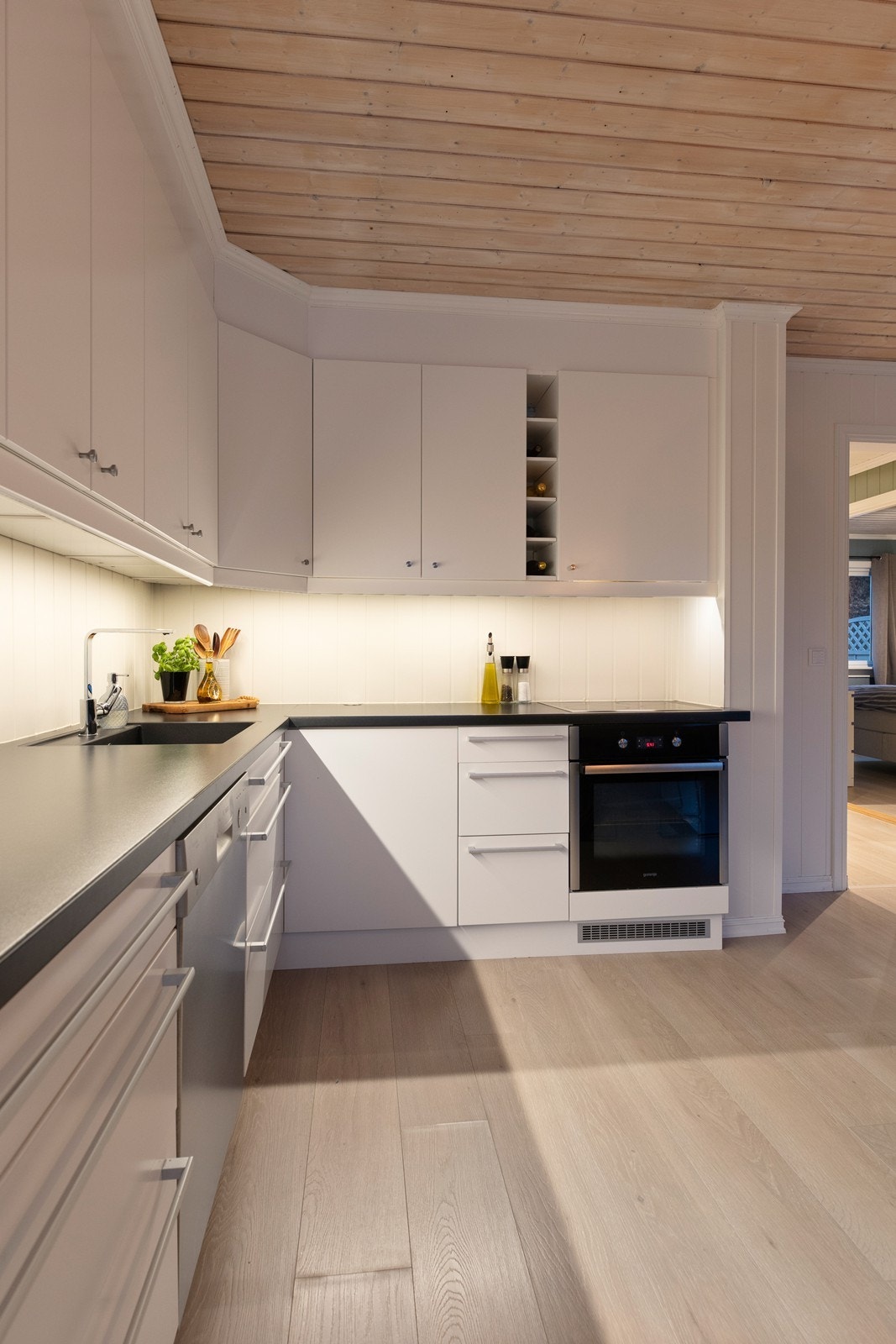 Integrert komfyr og platetopp, under bygget oppvaskmaskin og frittstående kjøl/fryseskap Galleribilde