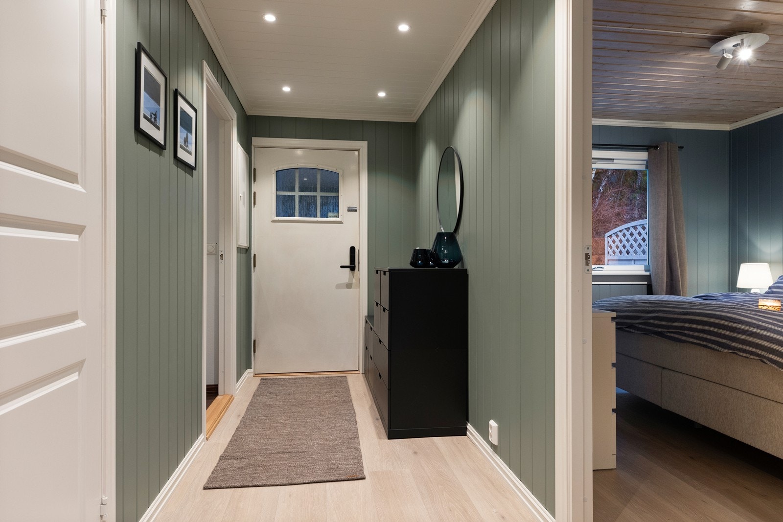 Når du trer inn i boligen, møtes du av en innbydende entré med plass til yttertøy og sko Galleribilde