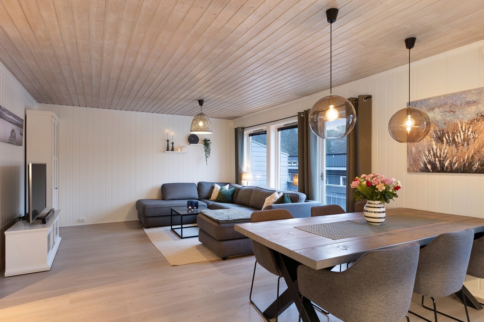 Luftig stue med åpen kjøkkenløsning. Galleribilde