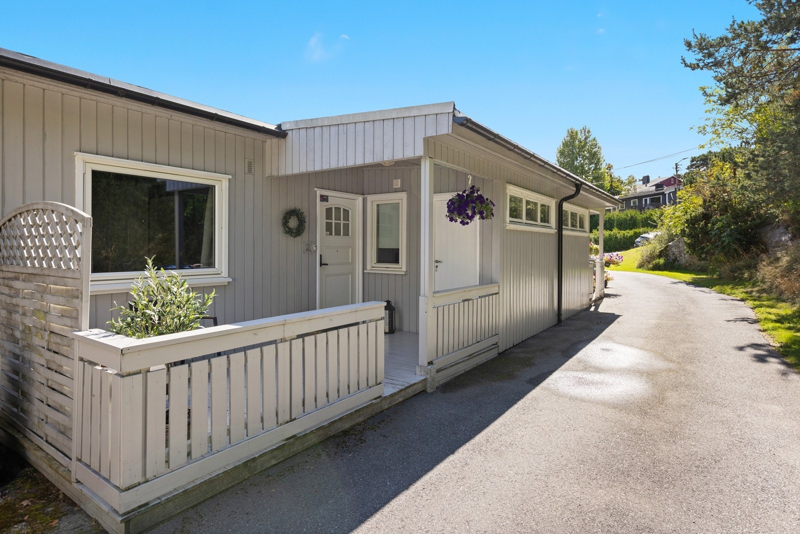 Inngangsparti med terrasse og bod Galleribilde