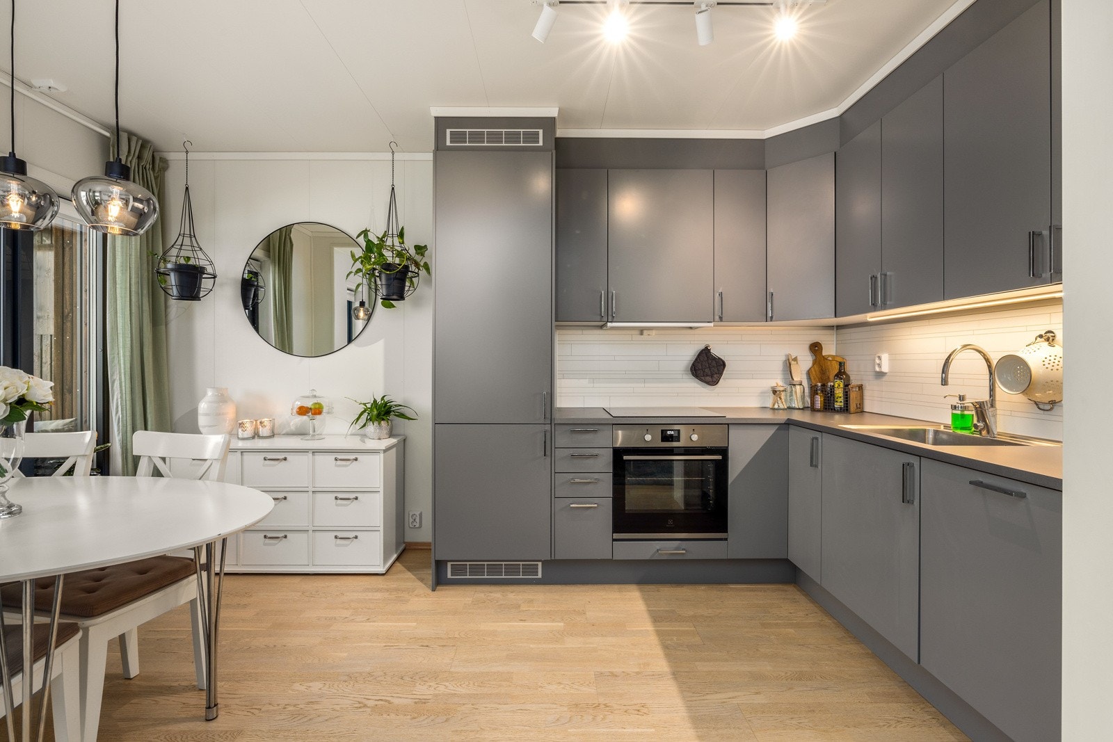 Moderne kjøkken med integrerte hvitevarer. Galleribilde