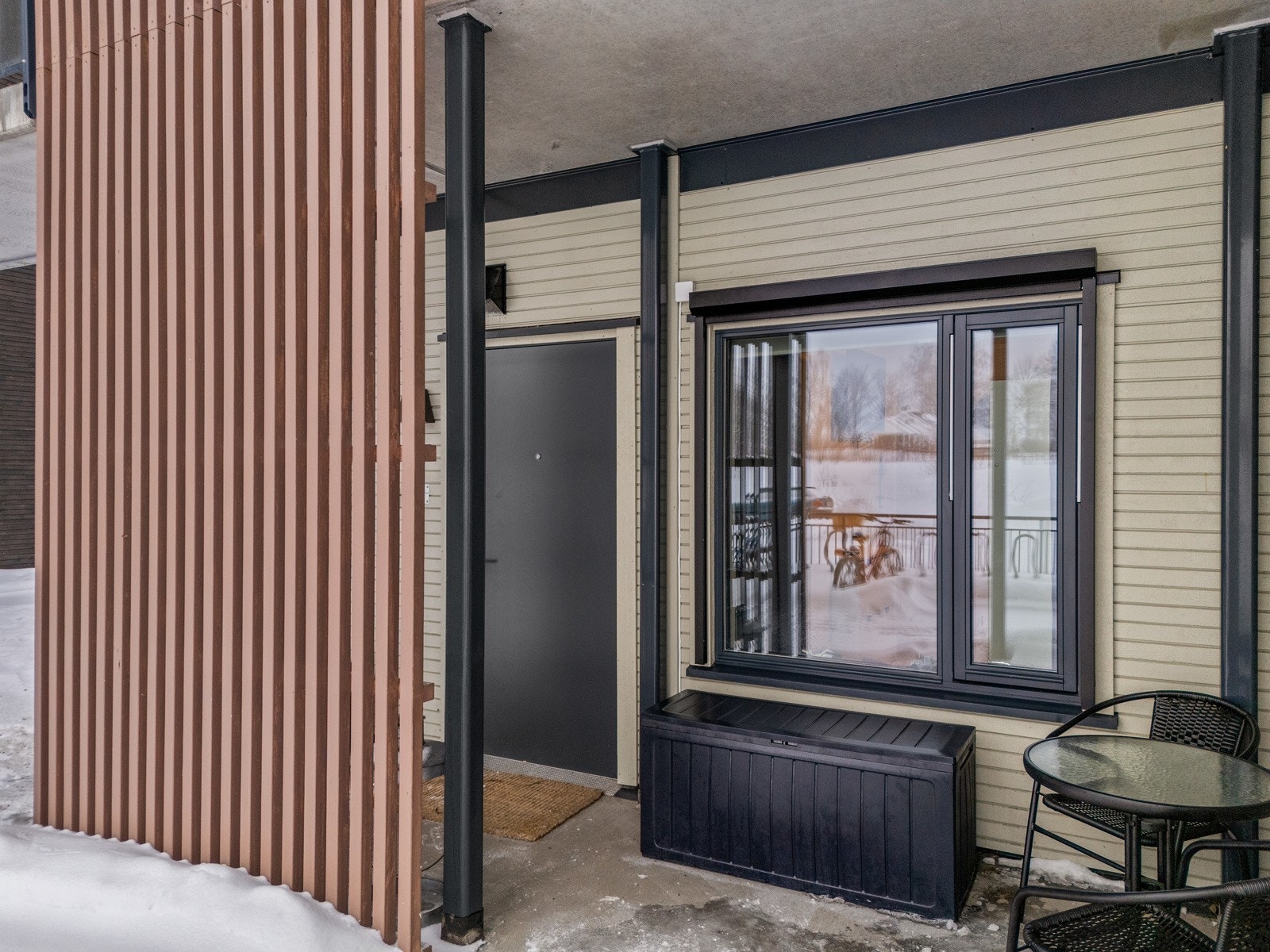 Her er det plass til en liten gruppe/cafèsett på fremsiden av leiligheten. Galleribilde