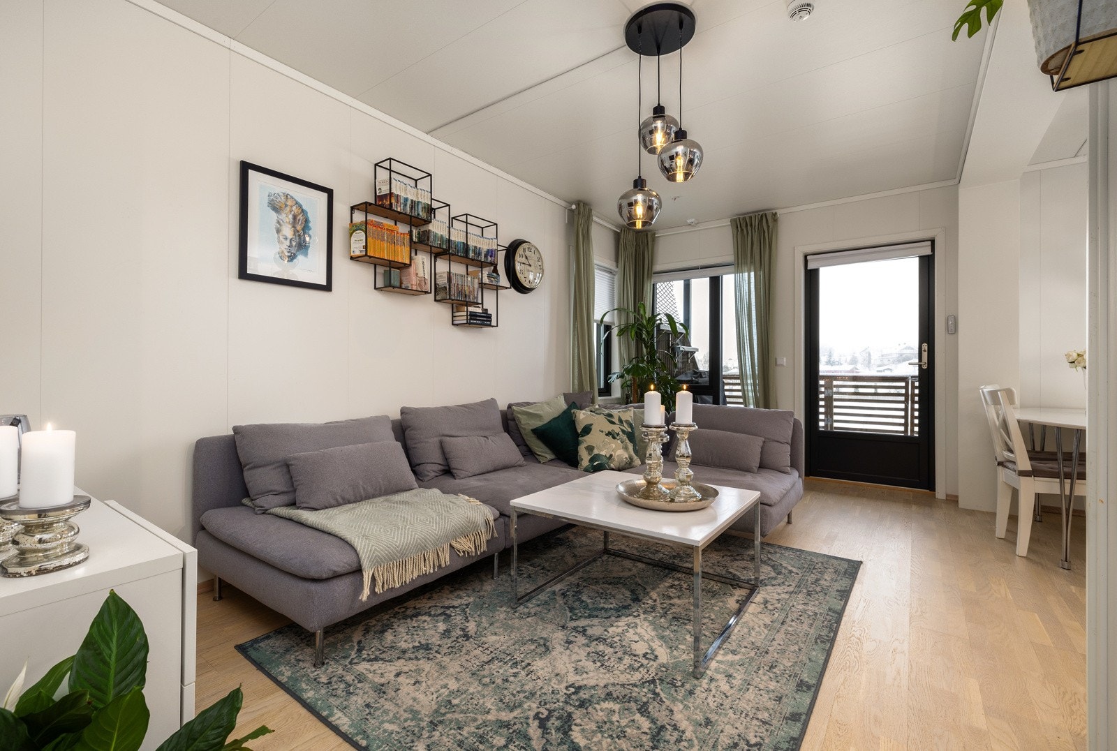 Lys og romslig stue i åpen løsning mot spisestuen. Galleribilde